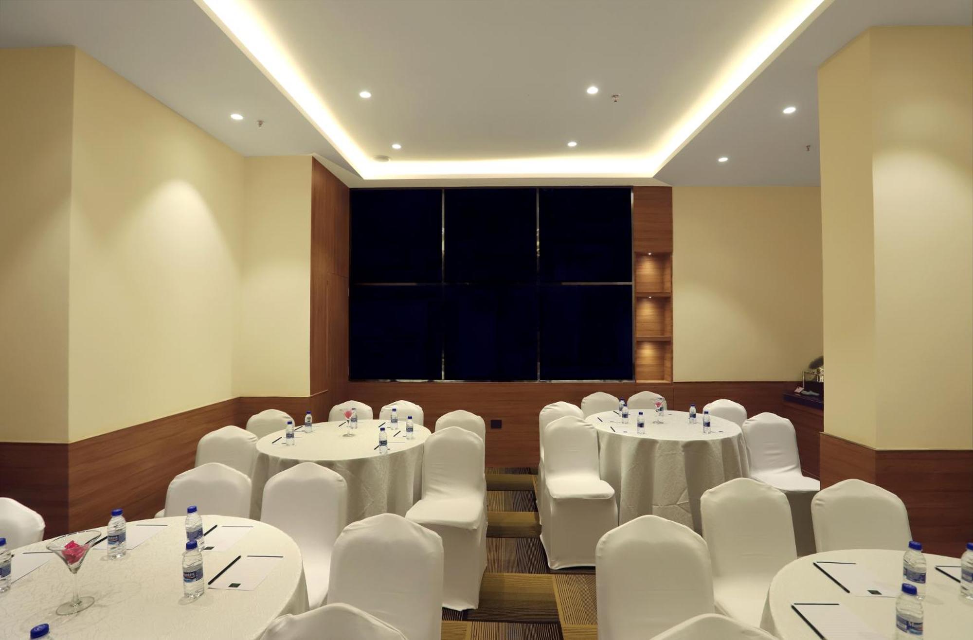 Aralia - A Business Hotel, Midc Andheri East Мумбай Екстериор снимка